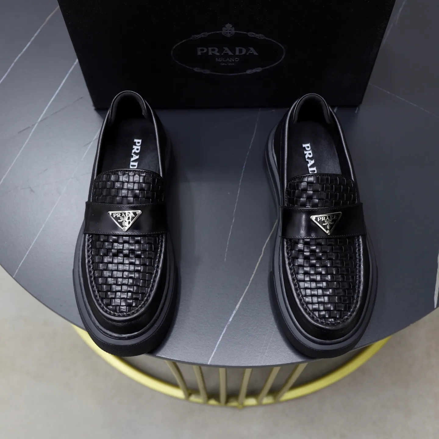 Ex-factory price: 500💰🙅‍♂️🙅‍♂️🙅‍♂️ Brand: PRADA Standard code: Men's code 38-44 (45 can be customized) Grade: Same style as the official website Original order quality Material: Original cowhide surface Comfortable lining Original outsole Style category: Men's fashionable casual leather shoes Distinguished big-name luxury elements Top luxury Color: Color of the actual picture